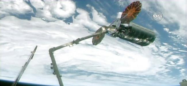 宇航员以太空机器臂抓取该飞船。