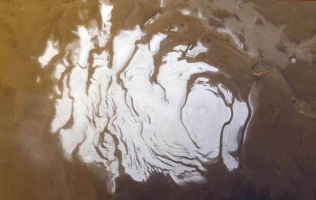 这张影像是由轨道卫星所拍摄的火星南极冰冠，科学家利用雷达发现下方可能有大量液态水！ PHOTOGRAPH BY SCIENCE HISTORY IMAGES,