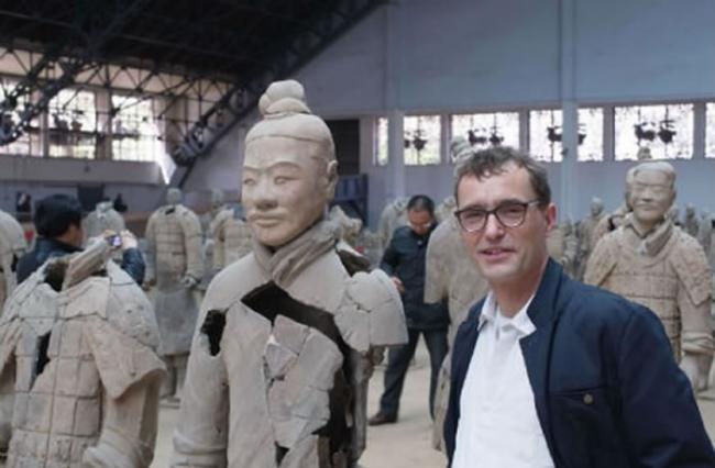 尼克尔教授相信，希腊雕塑家在秦始皇时期指导中国工匠制作兵马俑。