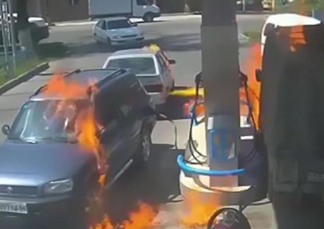 哈萨克斯坦男子居然用打火机查看油箱是否已经加满 瞬间引发大火