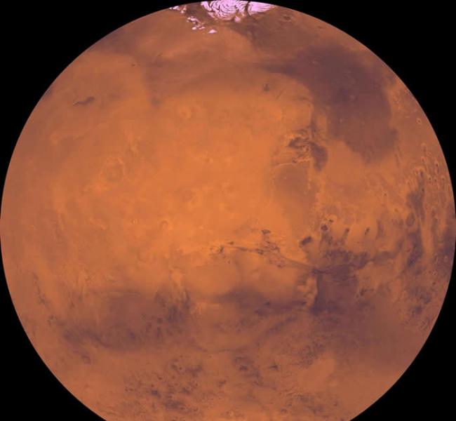 黑暗的盆地和明亮的极冠是火星上相当明显的特征。 PHOTOGRAPH BY NASA, JPL, USGS