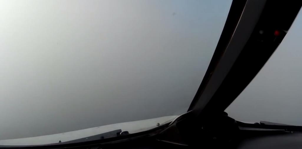 机师的视野几乎完全被浓雾遮蔽。