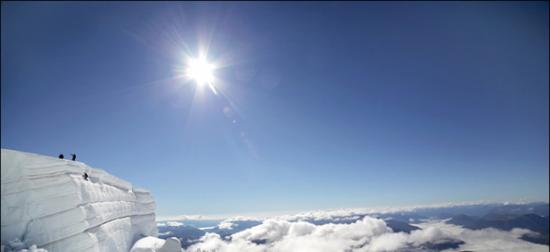 科学家攀登阿根廷特罗纳多峰冰川研究气候变化