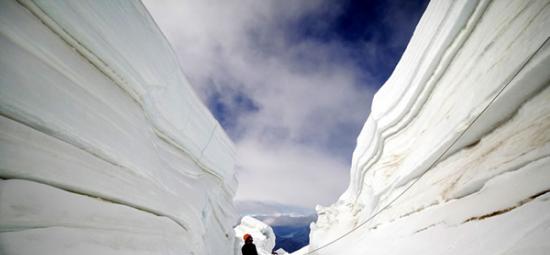 科学家攀登阿根廷特罗纳多峰冰川研究气候变化