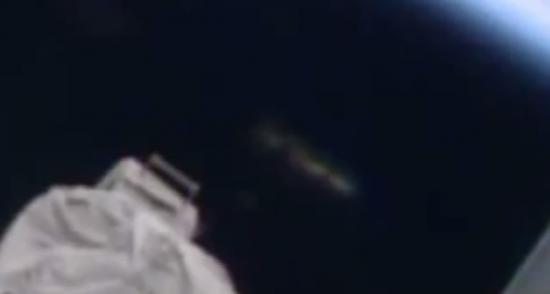 UFO在太空站附近盘旋