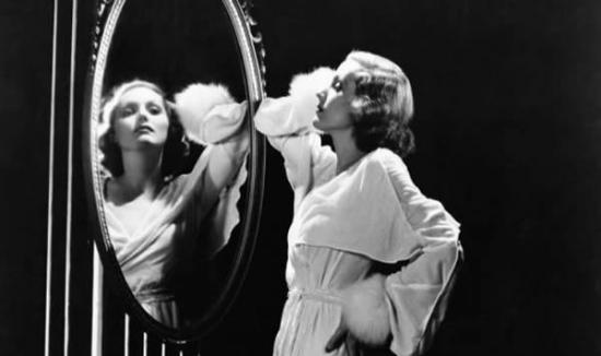 现代镜子可能起源于19世纪，但镜子的起源事实上还要久远。