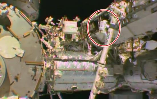 太空人(红圈)当时正维修太空站