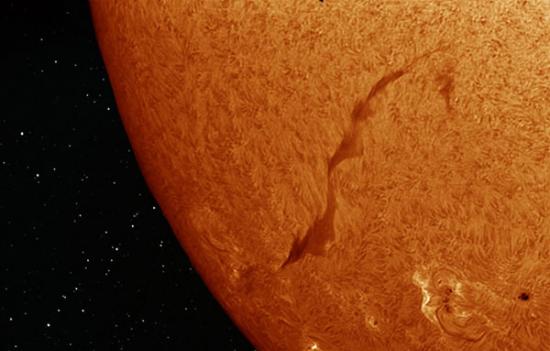西班牙天文学家捕捉太阳表面黑子活动以及太阳耀斑