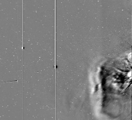 这张照片由美国宇航局STEREO-A 飞船于11月22日拍摄，图像右侧可以看到太阳发生了一次猛烈的日冕物质抛射(CME)。在图像左方，ISON彗星已经进入视野范