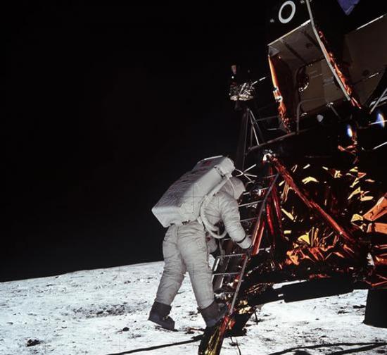 正在沿着舷梯向下，即将踏上月面的奥尔德林，照片由阿姆斯特朗使用70mm月面相机拍摄