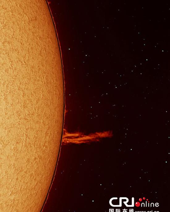 西班牙天文学家捕捉太阳表面黑子活动以及太阳耀斑