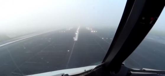 机师视野豁然开朗一刻，飞机离地仅30米。