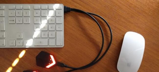 LED灯可经USB插头充电。