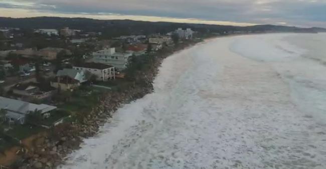 澳洲黄金海岸海滩出现泡沫巨浪