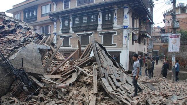 尼泊尔地震数据揭示了巨型逆冲断层地震的本质