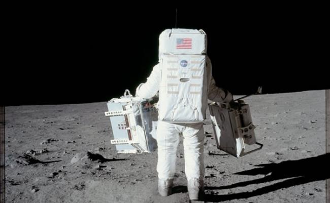 阿波罗11号：一名太空人在月球表面上行走。