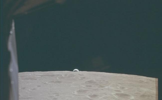 阿波罗12号：太空人拍下被月球遮蔽了大部分的地球。