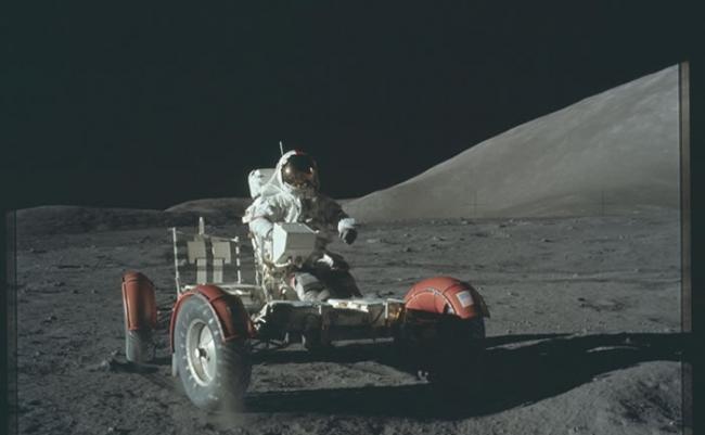 阿波罗17号：太空人在月球驾驶月球车。