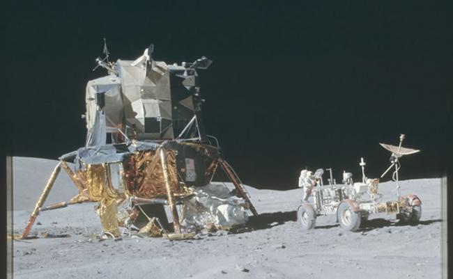 阿波罗16号：太空人登陆月球后，准备展开探索。