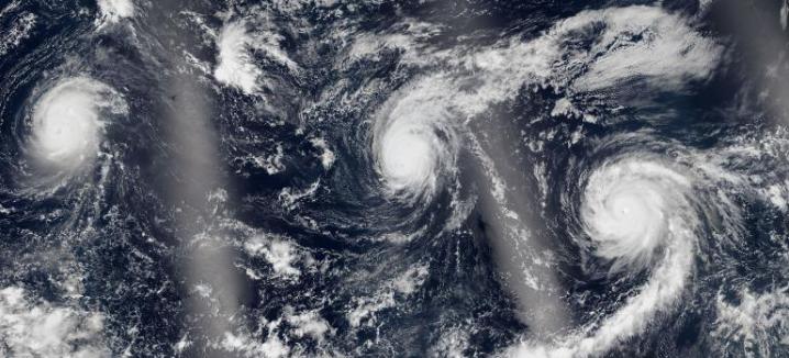 「奇罗」、「伊格纳秀」与「希梅娜」在本周继续通过太平洋。预料这三个风暴都不会登陆。 Photograph by NASA Goddard MODIS Rapid