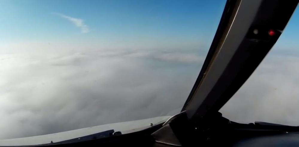 飞机飞抵都柏林机场上空时，驾驶舱外望只见一片浓雾。