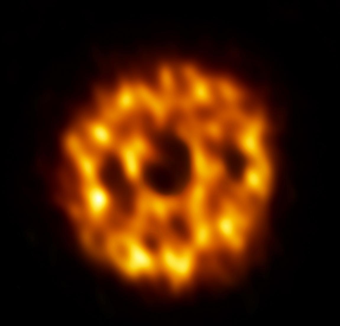 天文学家观测到围绕一颗类似太阳的恒星HD 107146的高浓度尘埃