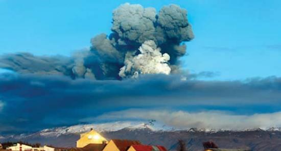 埃亚菲亚德拉冰盖火山爆发，几乎瘫痪了整个欧洲的空中交通。
