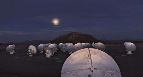 在智利阿塔卡玛沙漠的高原，夕阳余晖洒落在组成「阿塔卡玛大型毫米及次毫米波阵列」（ALMA）的一部分天线上。 PHOTOGRAPH BY DAVE YODER
