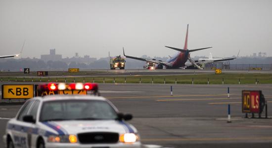 美国西南航空公司一架客机在机场着陆时起落架发生故障