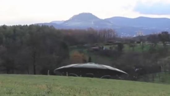 一架飞碟降落在德国，两个外星人出舱？