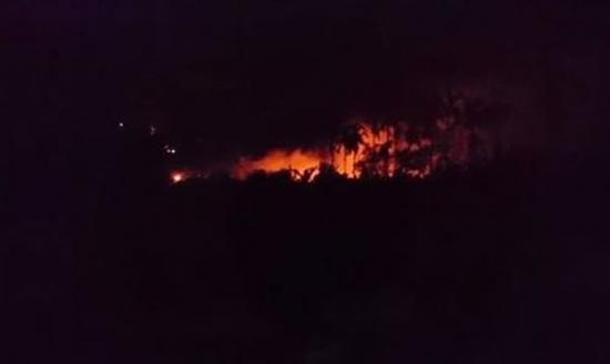 锡纳朋火山喷发引发大火，波及民居。