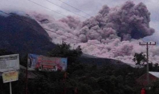锡纳朋火山再度喷发，浓烟直冲半空。