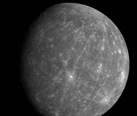 “信使”号飞船拍摄的水星照片，中部偏下的明亮陨坑是“柯伊伯”陨坑。在上世纪70年代“水手10”号任务拍摄的照片中，科学家发现了这个陨坑。