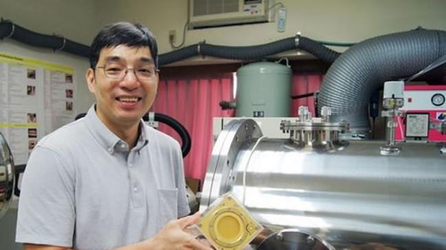 央大太空科学研究所所长赵吉光与太空魔方（先进电离层探测仪）合照。