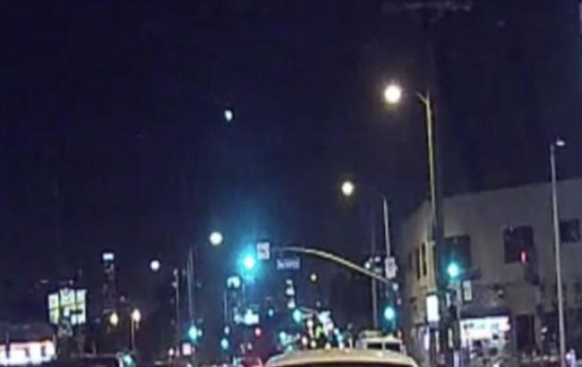 美国加州南部夜空突然出现一团绿光 惹UFO疑云