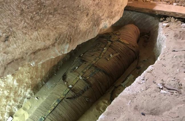 美国探索频道《探险未知：埃及直播》直播2500年前埃及高级祭司棺木开封