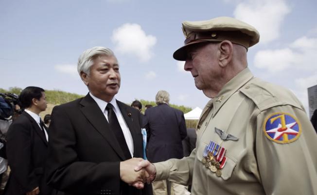 中谷元（左）与退役美国老兵握手