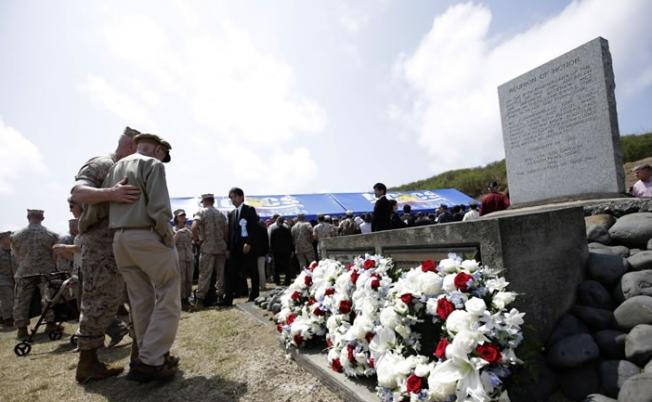 一名退役美国老兵追忆阵亡同袍时感伤心，要一名现役美军士兵安慰。