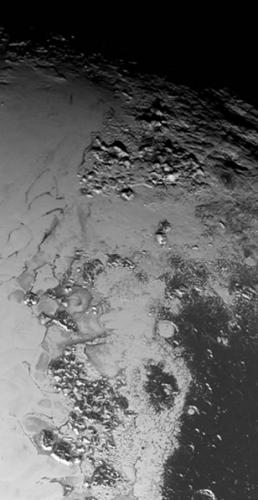 新视野号传回的最新图像：冥王星心形区域（汤博地区）局部高清图像。