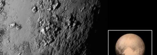 冥王星部分区域的高清图像，可以看到地表的高山和冰原