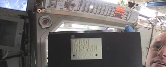 威尔莫举着人类在太空中首次利用3D打印技术制造出来的铭牌