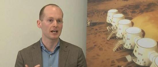 荷兰“火星一号”公司首席执行官巴斯-朗斯多普。有报道称一些申请者花钱买名次，让自己进入下一轮的竞争，朗斯多普对这种报道予以否认。还有报道称“火星一号”移民计划的