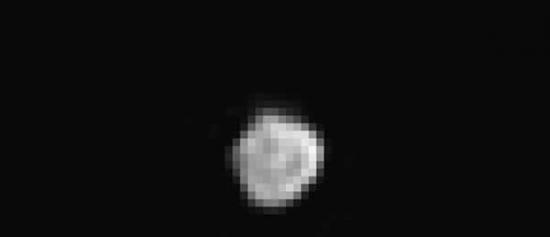 这是新视野号探测器发回的冥卫二(Nix)的图像，图像上最小可以分辨出直径约4英里(6公里)的地物。任务科学家们相信这张图像上看到的可能是这颗小卫星的一端，而其本