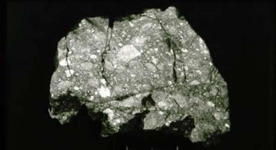 角砾岩是一种由其他岩石碎片组成的岩石。在月球表面上，岩石碎片主要是由陨石撞击产生。