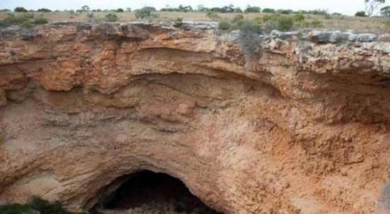 澳大利亚纳拉伯平原地下洞穴系统的入口处