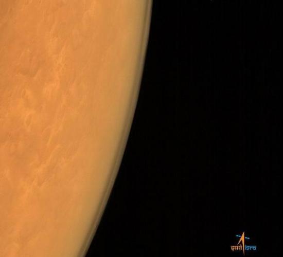 这张照片是火星彩色相机距离火星表面8449公里拍摄的，显示火星侧翼的背景是空旷的太空。