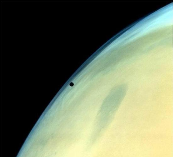 印度空间研究组织(ISRO)最新发布火星轨道任务器(Mom)拍摄令人惊异的火星图像，图中能够呈现火星的轮廓结构，侧面还有火卫一。虽然火卫一是环绕火星的两颗卫星中