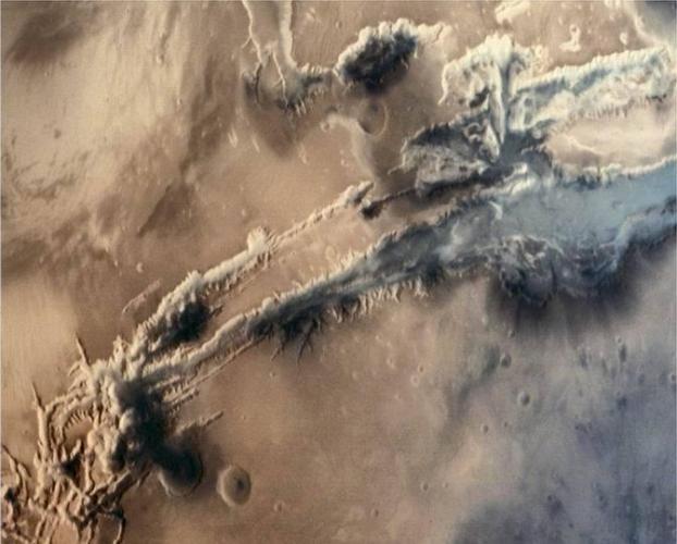 如图所示，这是近距离观测火星表面，印度火星轨道任务器的火星彩色相机拍摄到巨大的水手峡谷，其长度达到4000公里，接近火星周长的五分之一，是太阳系最大的峡谷之一。