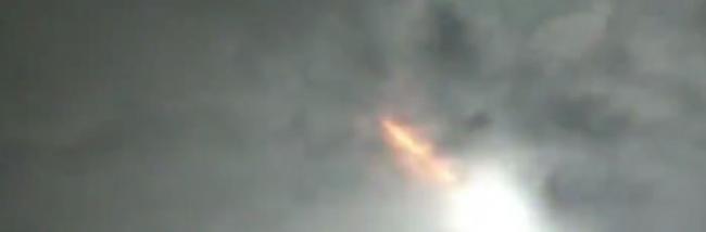 视频显示一颗陨石在云南景洪坠落
