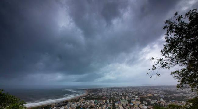 气旋法尼即将登陆印度东岸，沿海城市维萨喀巴坦（Visakhapatnam）天空乌云密布。